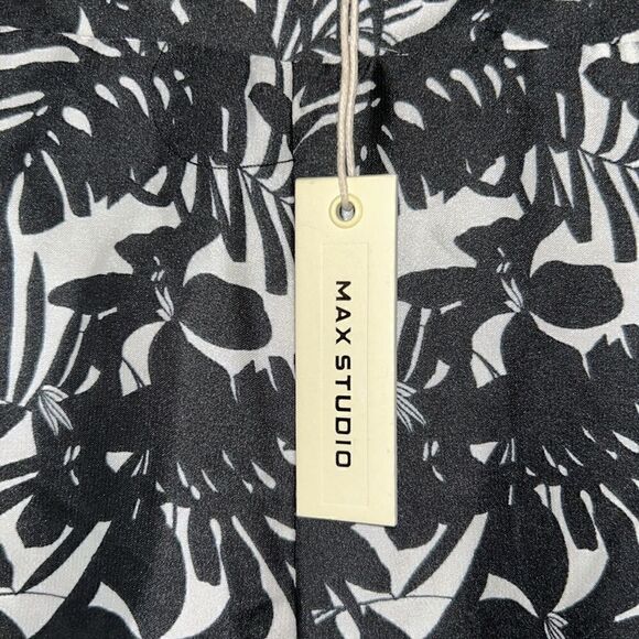 NEW Max Studio Black & White Floral Capris - Picture 2 of 5